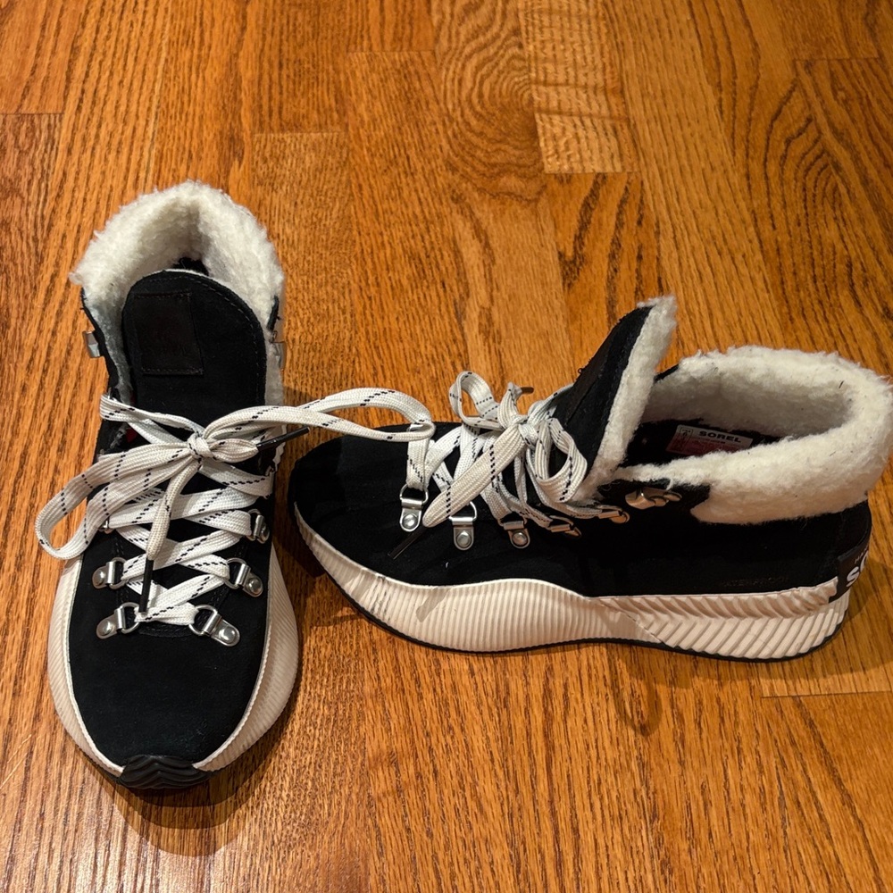 Sorel Woman’s Black Fur Boots Size 6